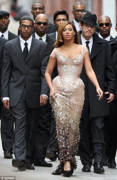 Picture of Beyonce in Sexy Curvy, Hip Corset Dress