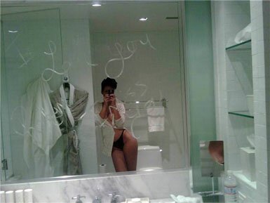 Rihanna posing semi-nude in front of mirror for Chris Brown?