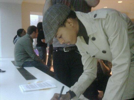 Photo of Daniel Diggy Simmons signing record deal with Atlantic Records