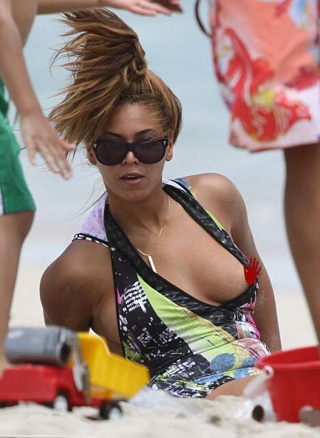 Photo of Beyonce Wardrobe Malfunction in Hawaii - April 2010