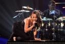 Photo of Alicia Keys climbing piano does tribute to Prince - BET Awards 2010