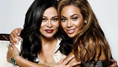 Picture of Tina Knowles and Beyonce Knowles hugging